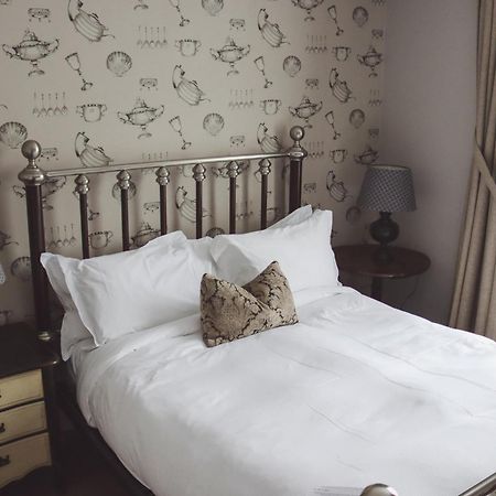Longlands Inn & Cottages Carnforth Esterno foto A bedroom at the hotel