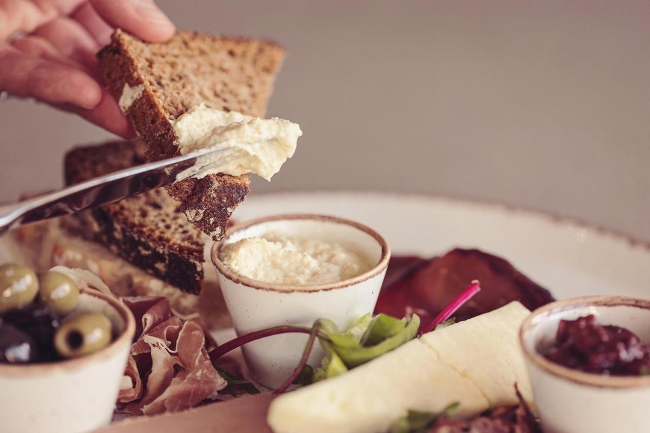 Longlands Inn & Cottages Carnforth Esterno foto A cheese board