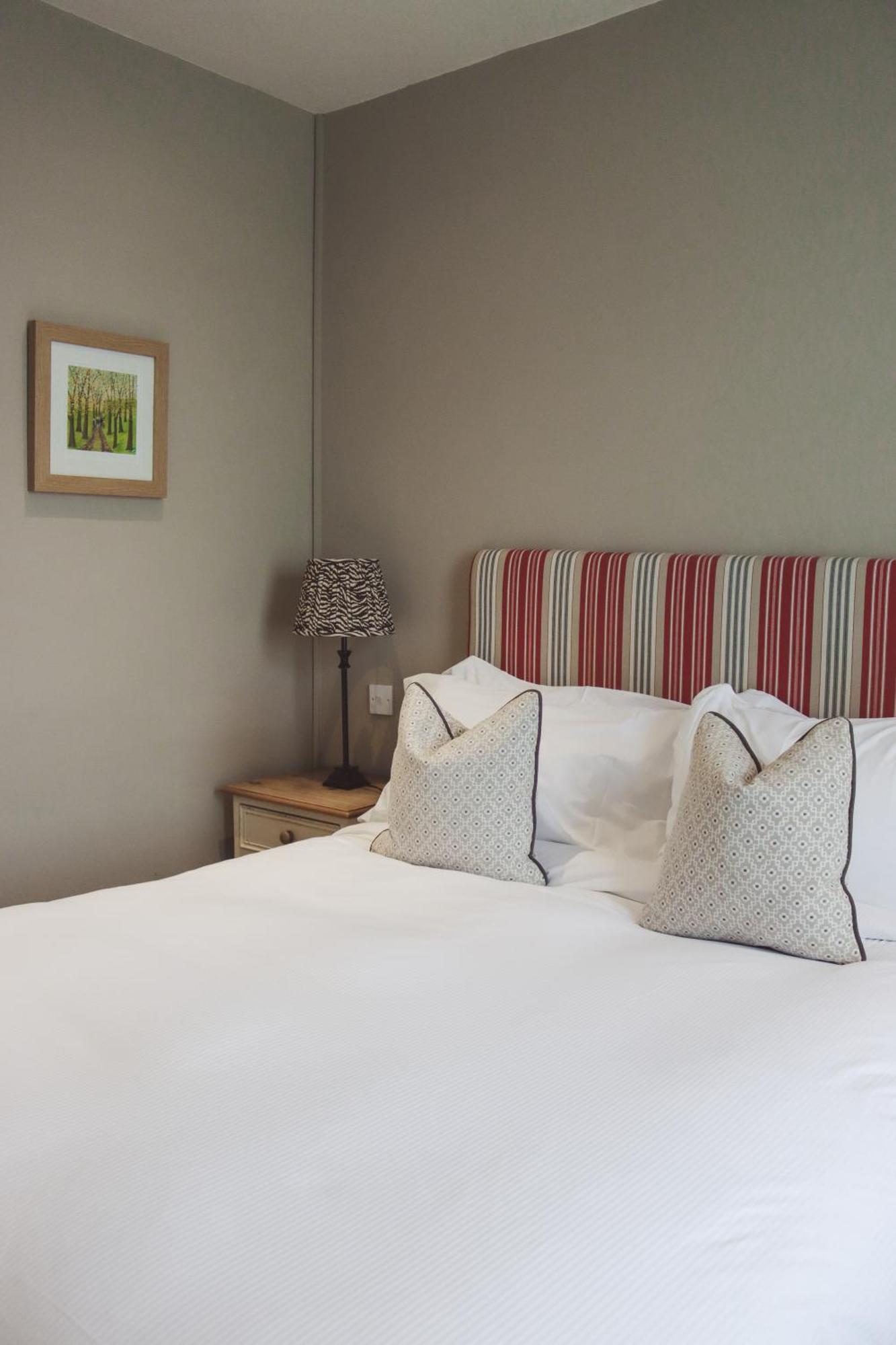 Longlands Inn & Cottages Carnforth Esterno foto A bedroom at The Old Inn
