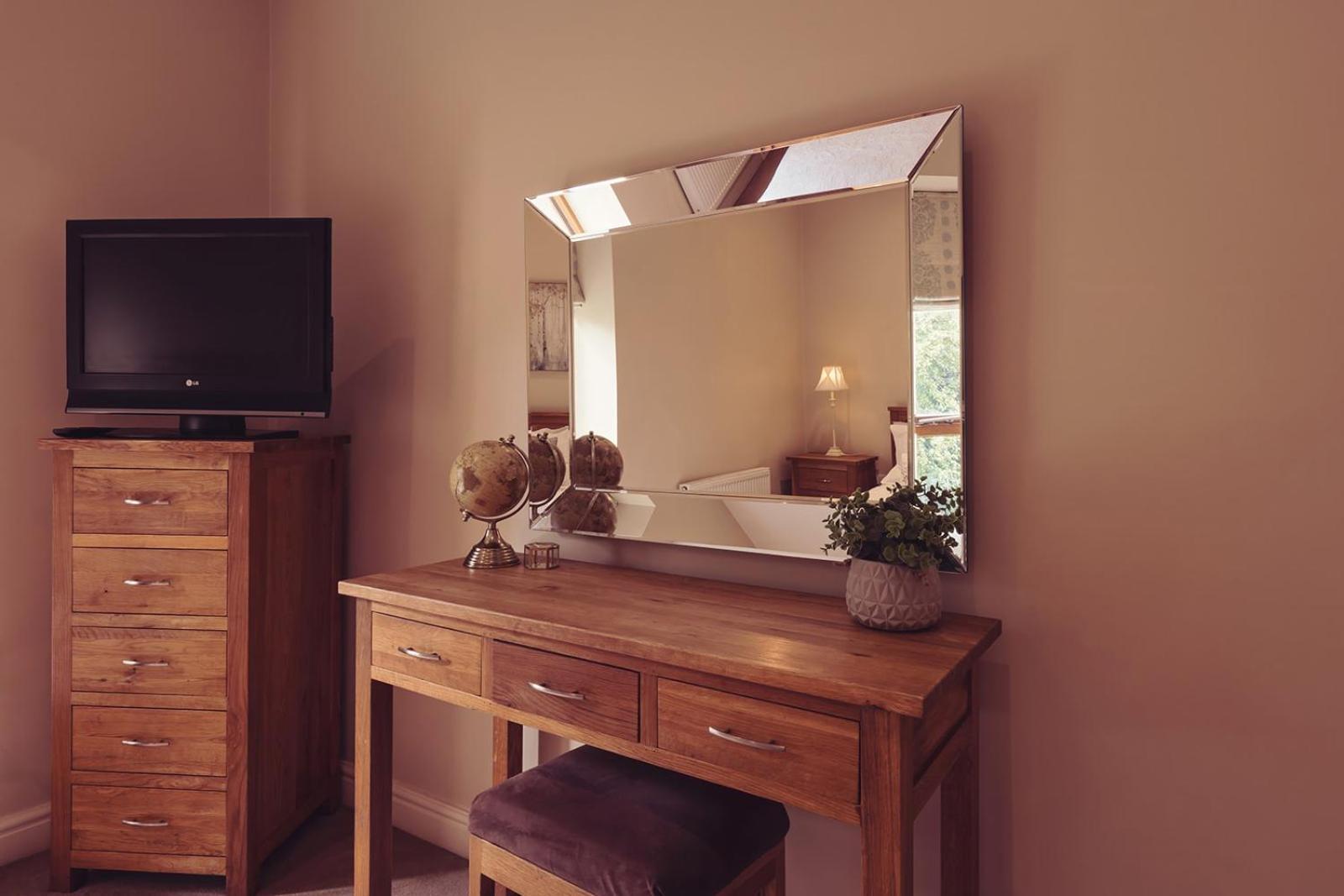 Longlands Inn & Cottages Carnforth Esterno foto A dressing table with a mirror