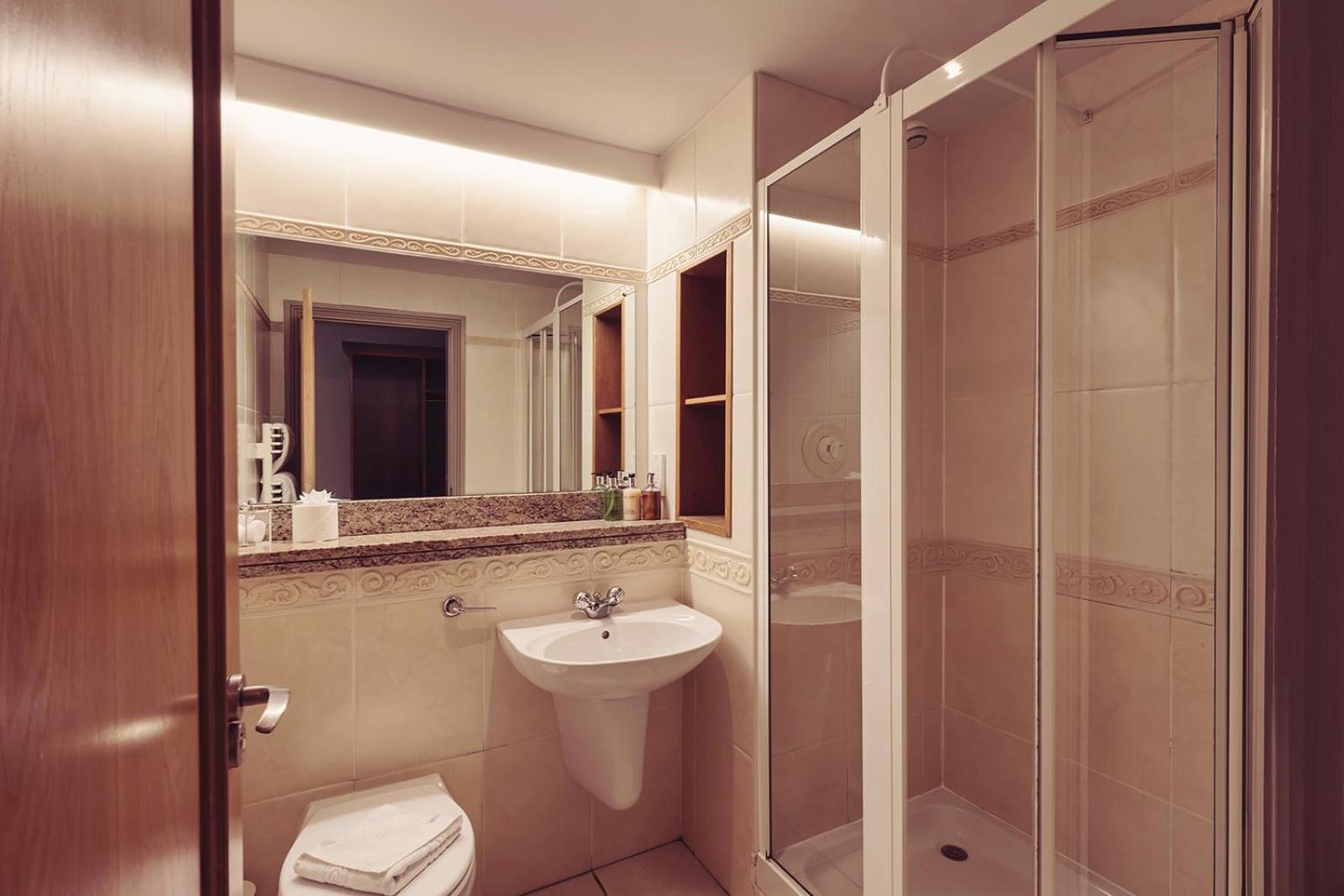 Longlands Inn & Cottages Carnforth Esterno foto A typical bathroom in a hotel