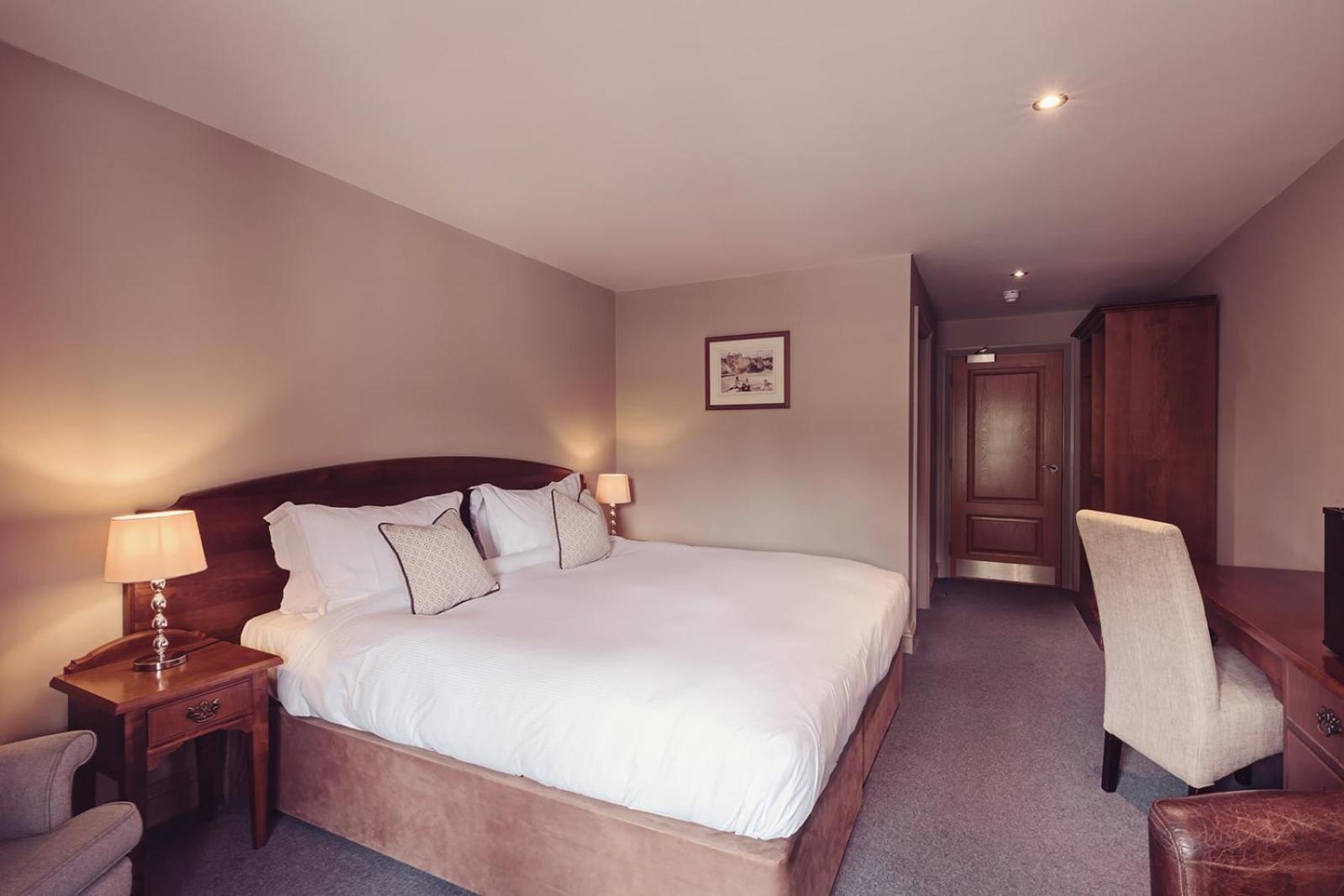 Longlands Inn & Cottages Carnforth Esterno foto A bedroom at the hotel