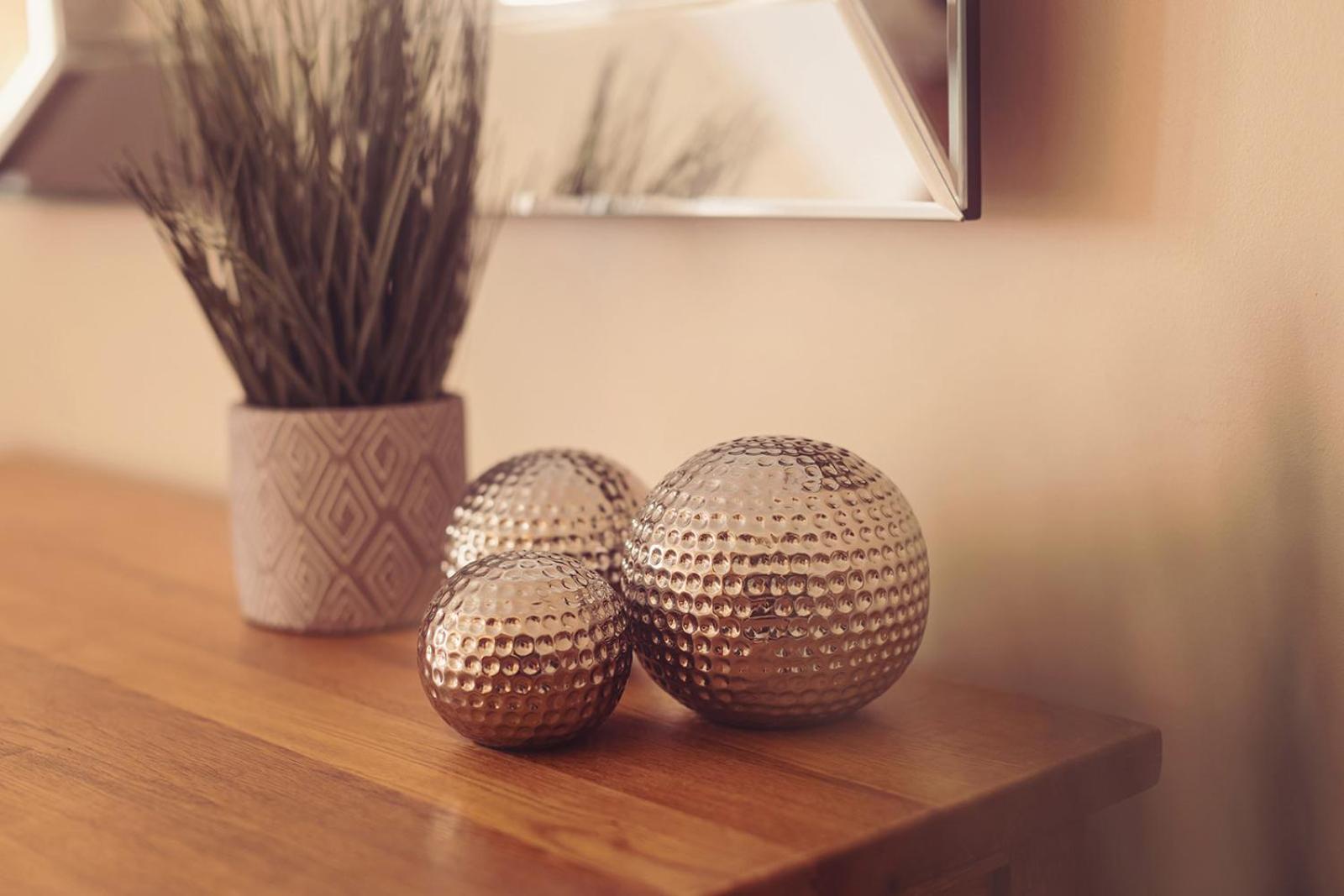 Longlands Inn & Cottages Carnforth Esterno foto Orbs on a table