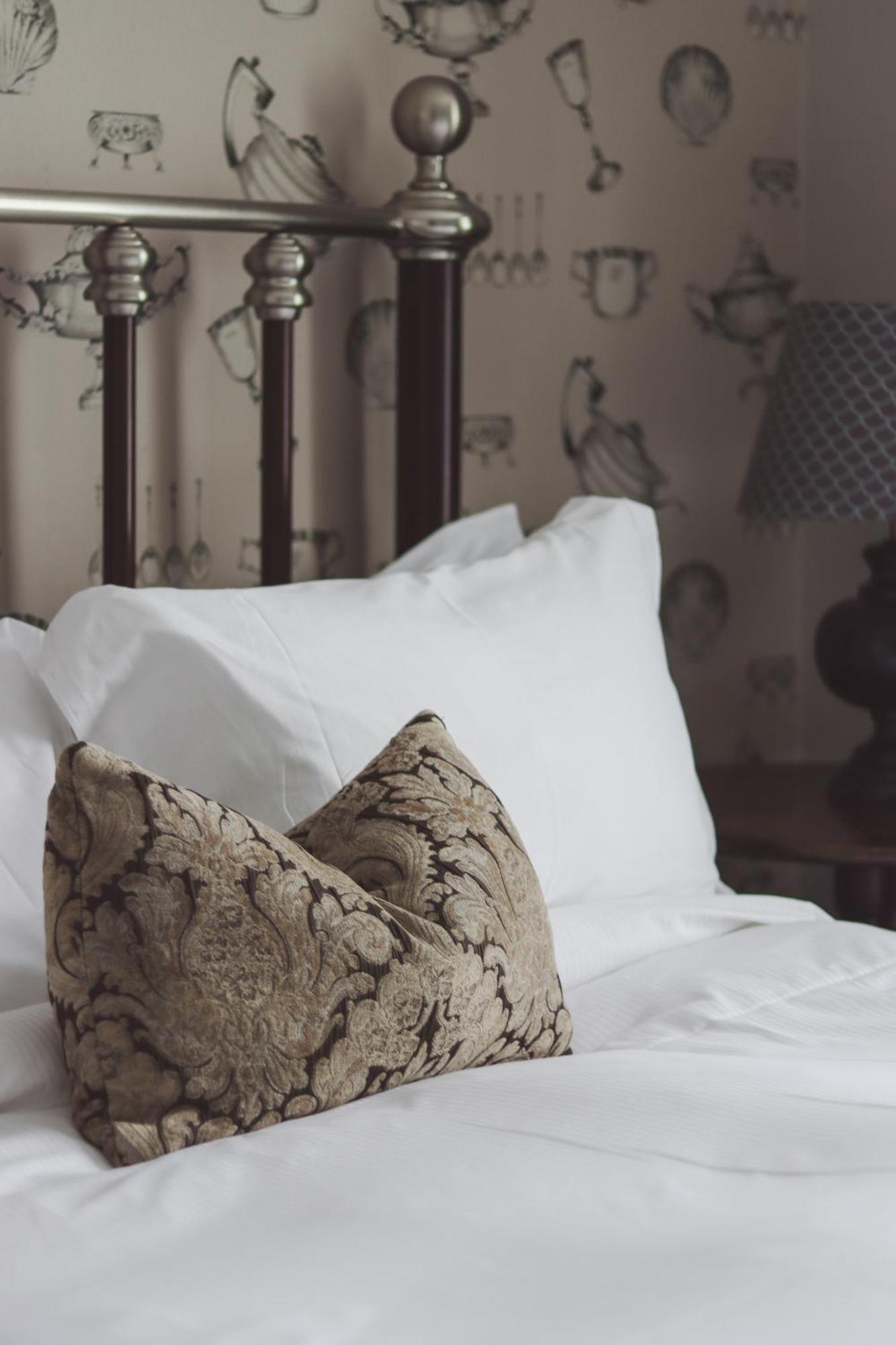 Longlands Inn & Cottages Carnforth Esterno foto A bed with pillows