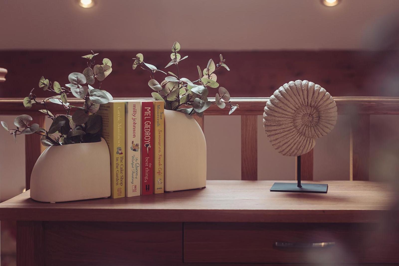 Longlands Inn & Cottages Carnforth Esterno foto A 3D rendering of a bookshelf
