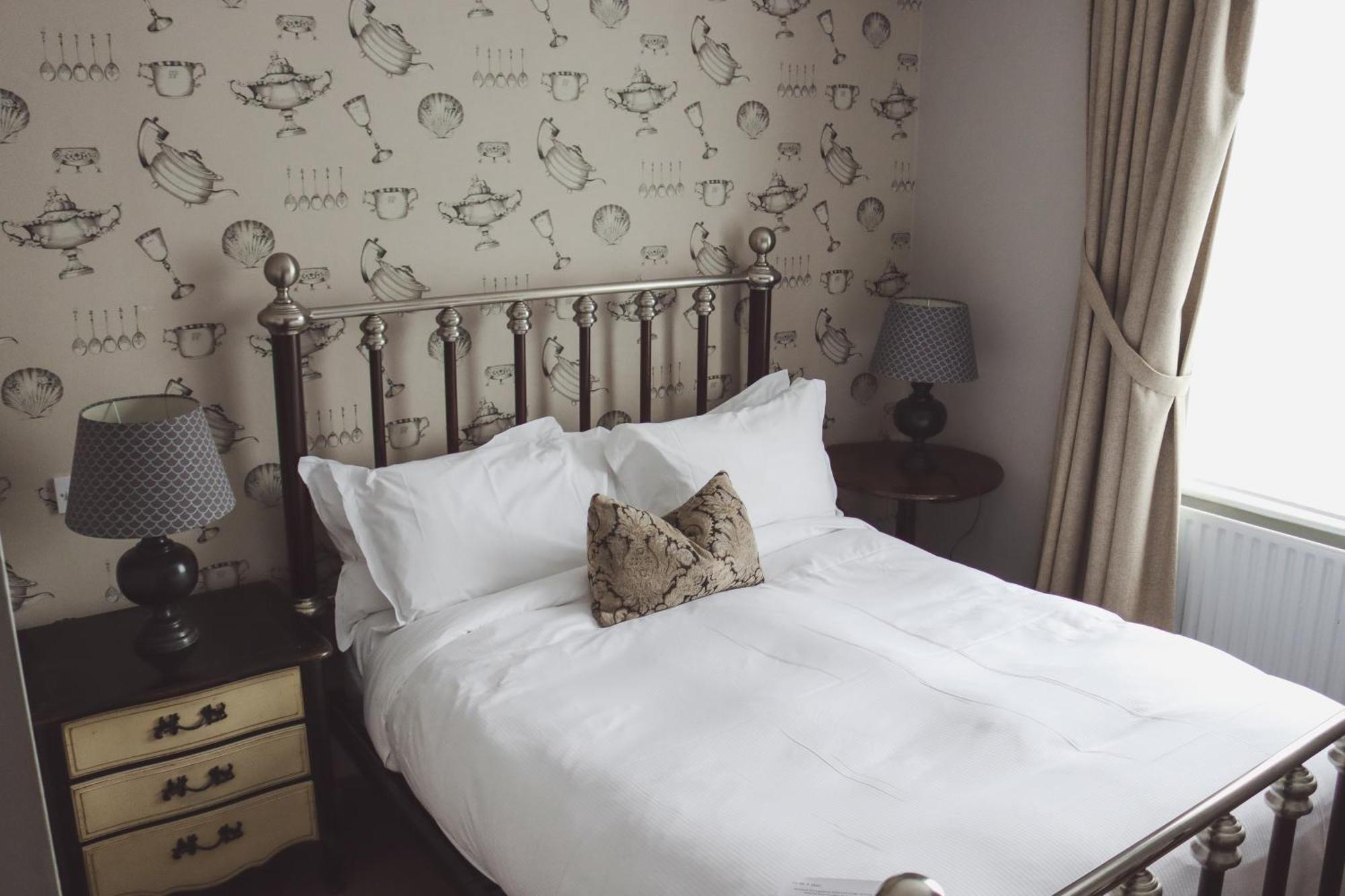 Longlands Inn & Cottages Carnforth Esterno foto A bedroom at the hotel