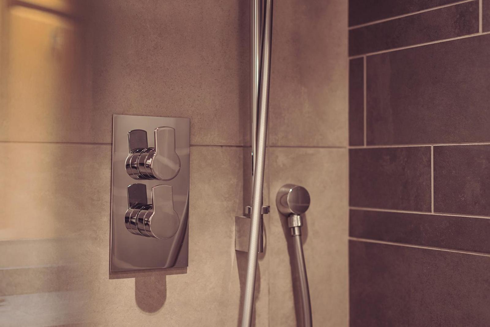 Longlands Inn & Cottages Carnforth Esterno foto A shower