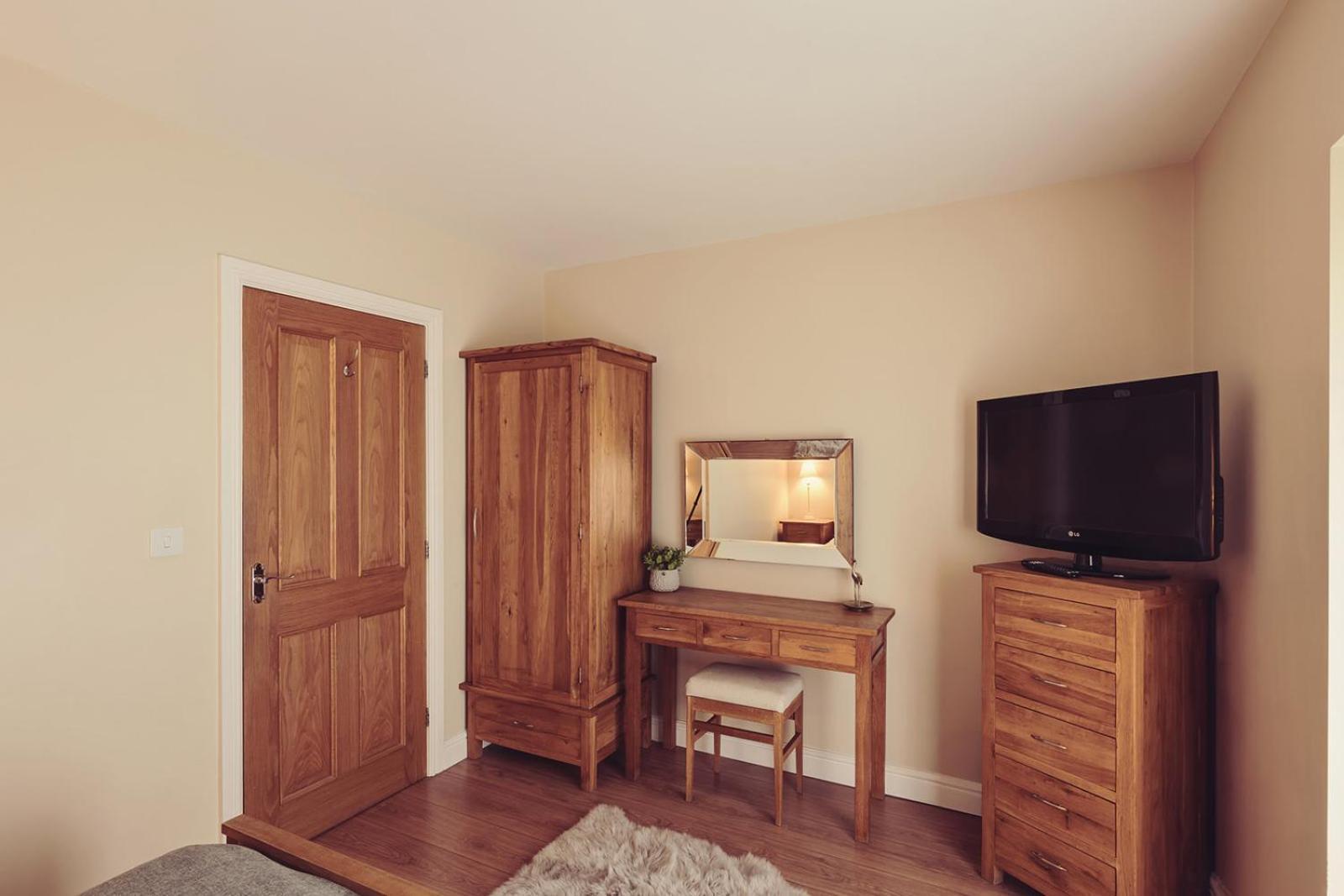 Longlands Inn & Cottages Carnforth Esterno foto Oak bedroom furniture