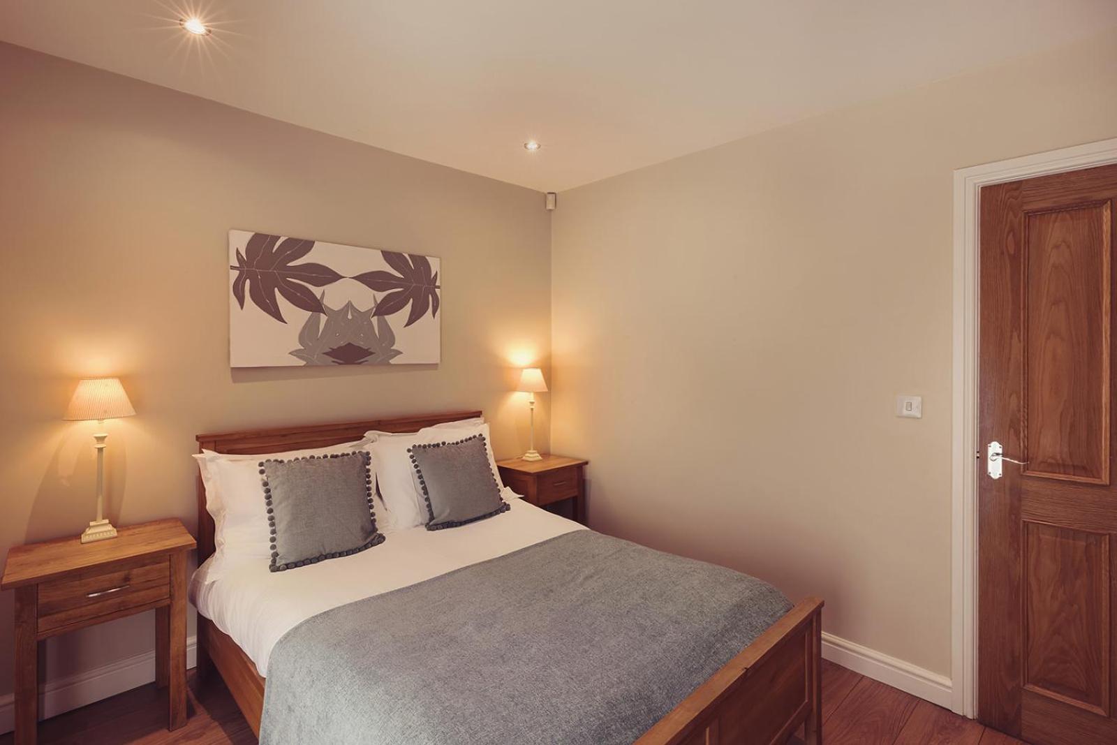 Longlands Inn & Cottages Carnforth Esterno foto A bedroom at the hotel