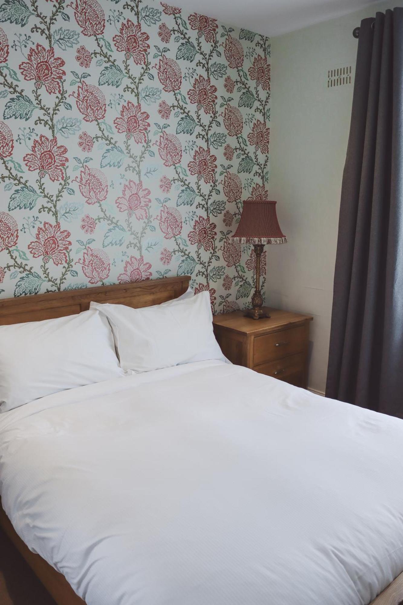 Longlands Inn & Cottages Carnforth Esterno foto A bedroom at the hotel