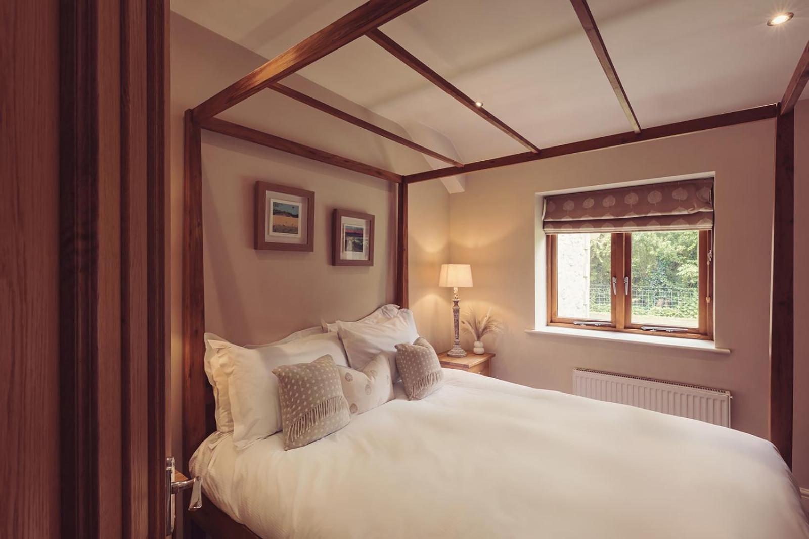 Longlands Inn & Cottages Carnforth Esterno foto A bedroom at the hotel