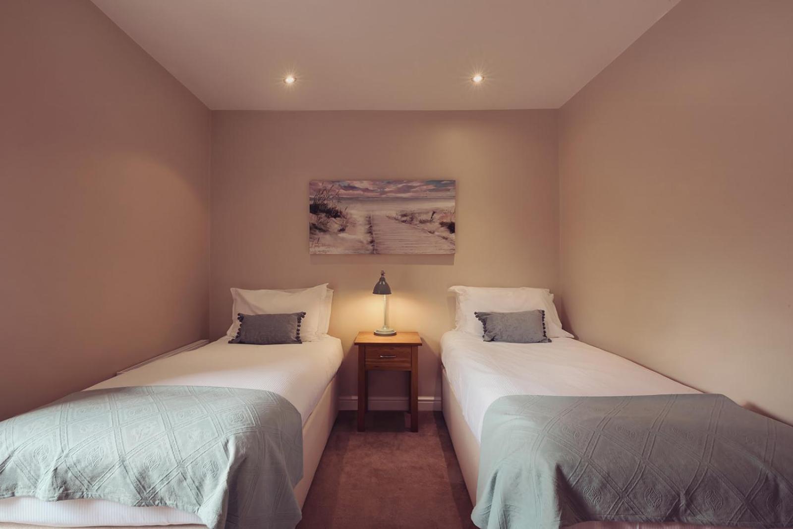 Longlands Inn & Cottages Carnforth Esterno foto A twin bedroom