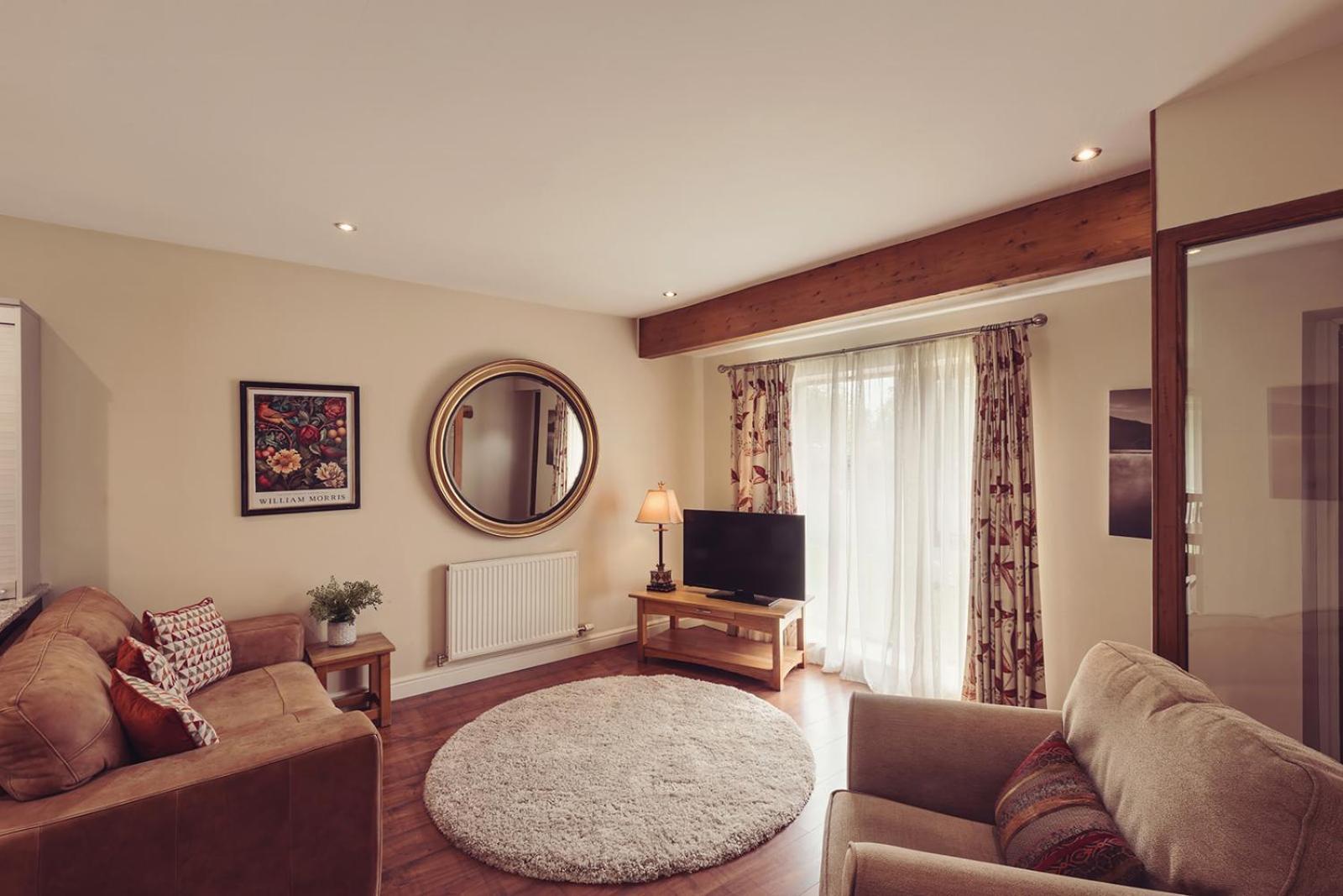 Longlands Inn & Cottages Carnforth Esterno foto A living room in a typical apartment
