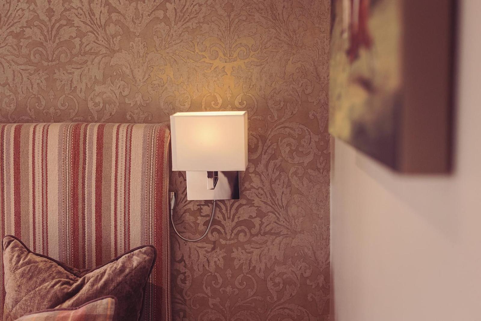 Longlands Inn & Cottages Carnforth Esterno foto A wall light