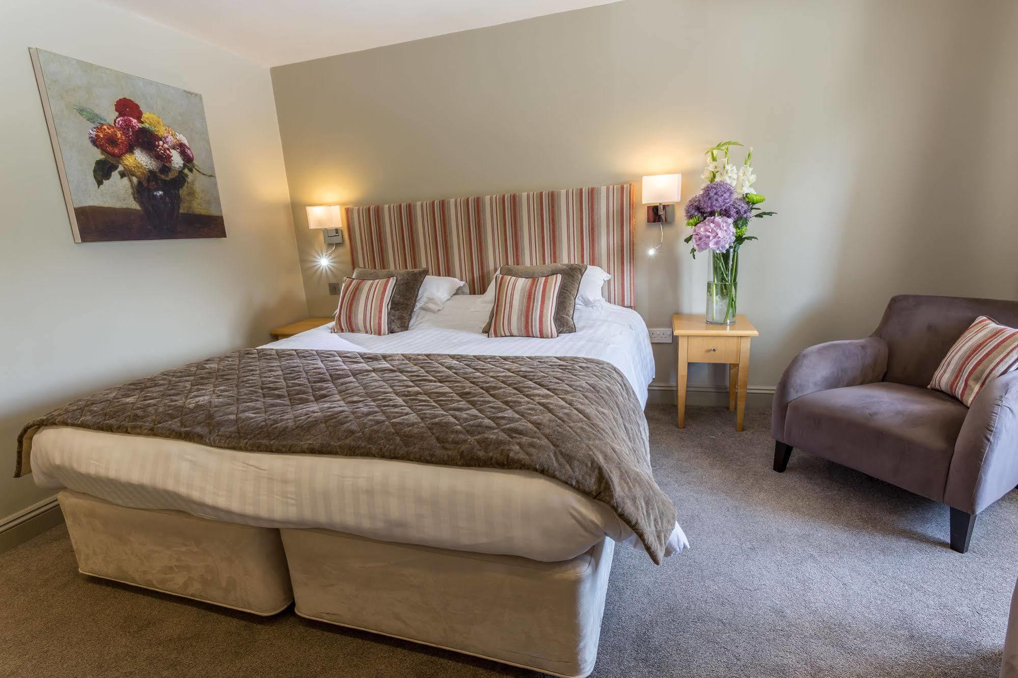 Longlands Inn & Cottages Carnforth Esterno foto A bedroom at the hotel