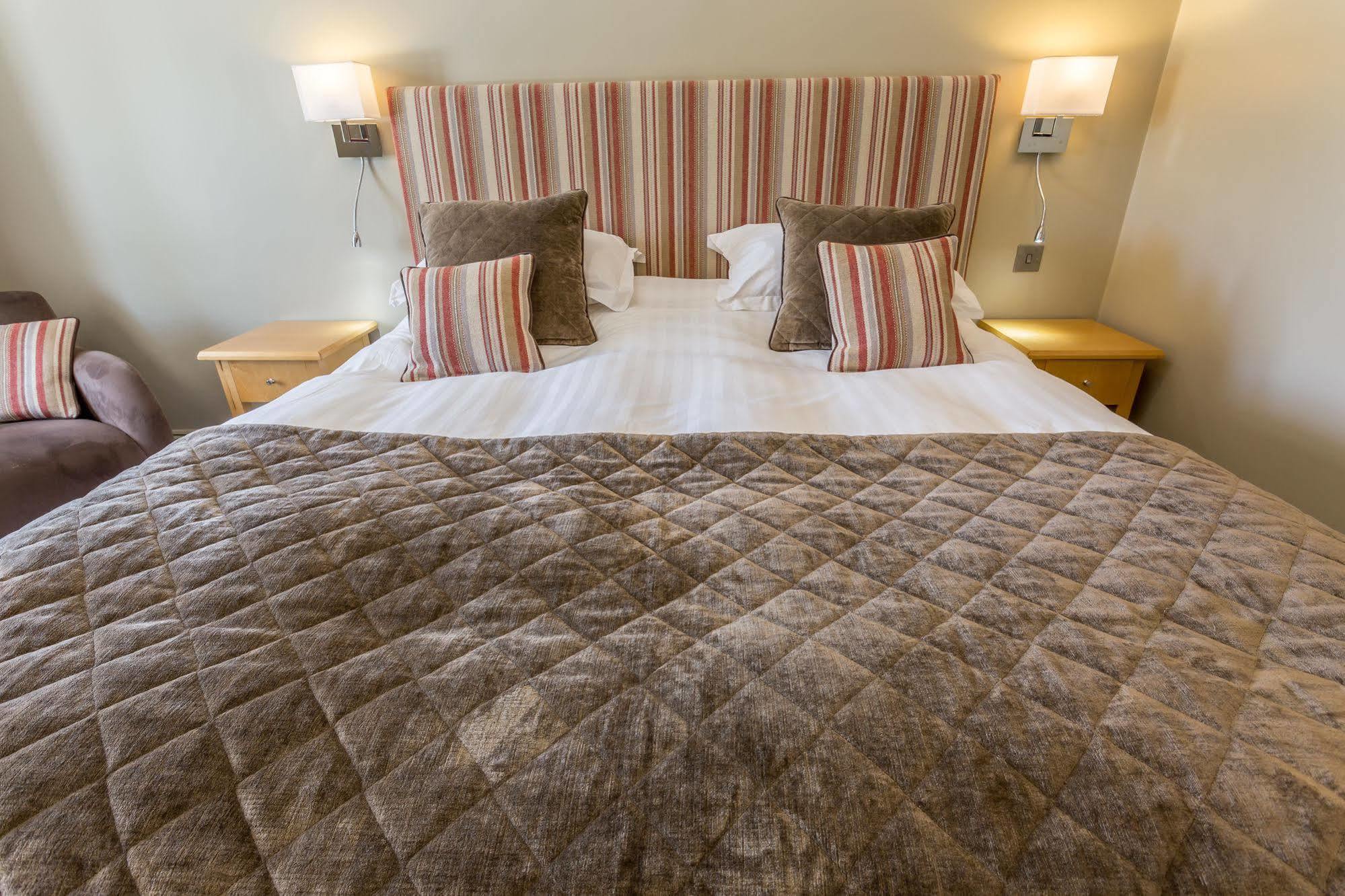 Longlands Inn & Cottages Carnforth Esterno foto A bed with a duvet